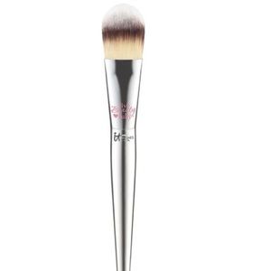 IT cosmetics foundation brush.  ⭐️😊Brand New 😊⭐️